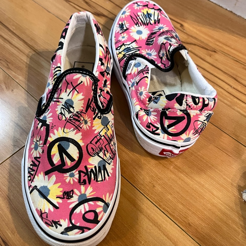 VANS W7/M5.5 classic slip ons in pink floral graffiti print - Picture 8 of 9